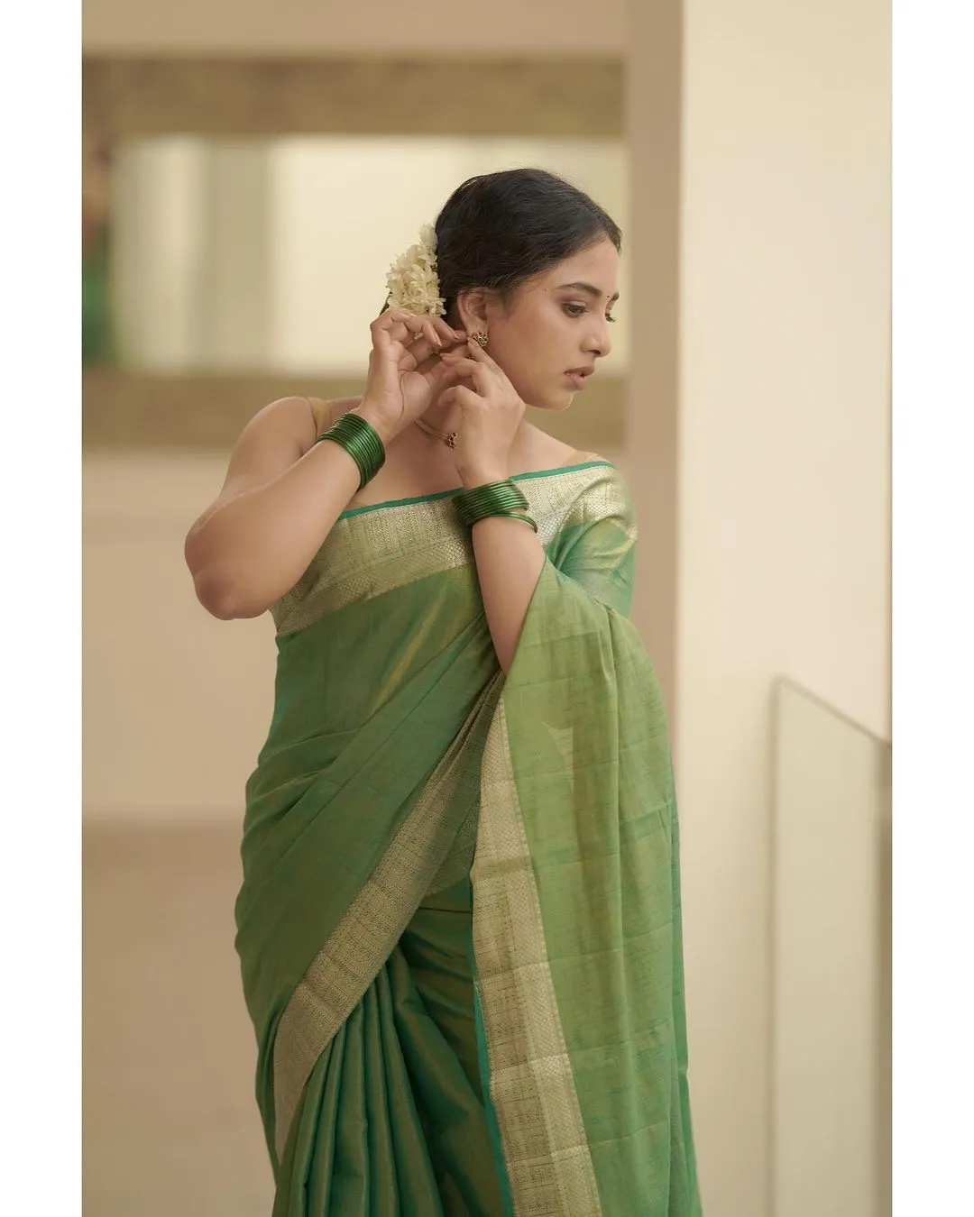 BEAUTIFUL INDIAN ACTRESS SRUSHTI DANGE IN SLEEVELESS GREEN SAREE 7